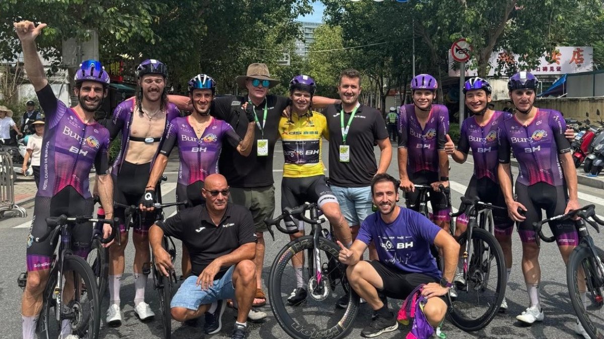 Los ciclistas y el staff del Burgos BH celebran la victoria en el Tour de Hainan.