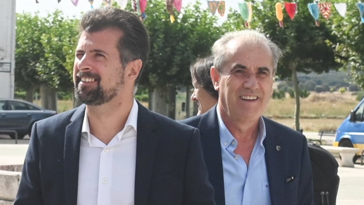 Luis Tudanca con el procurador socialista por Burgos Luis Briones en el 75 aniversario del municipio de La Vid.
