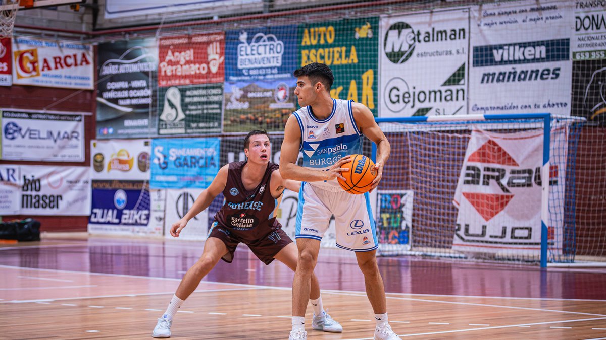 Gonzalo Corbalán busca a quien pasar la pelota durante el partido en Benavente.