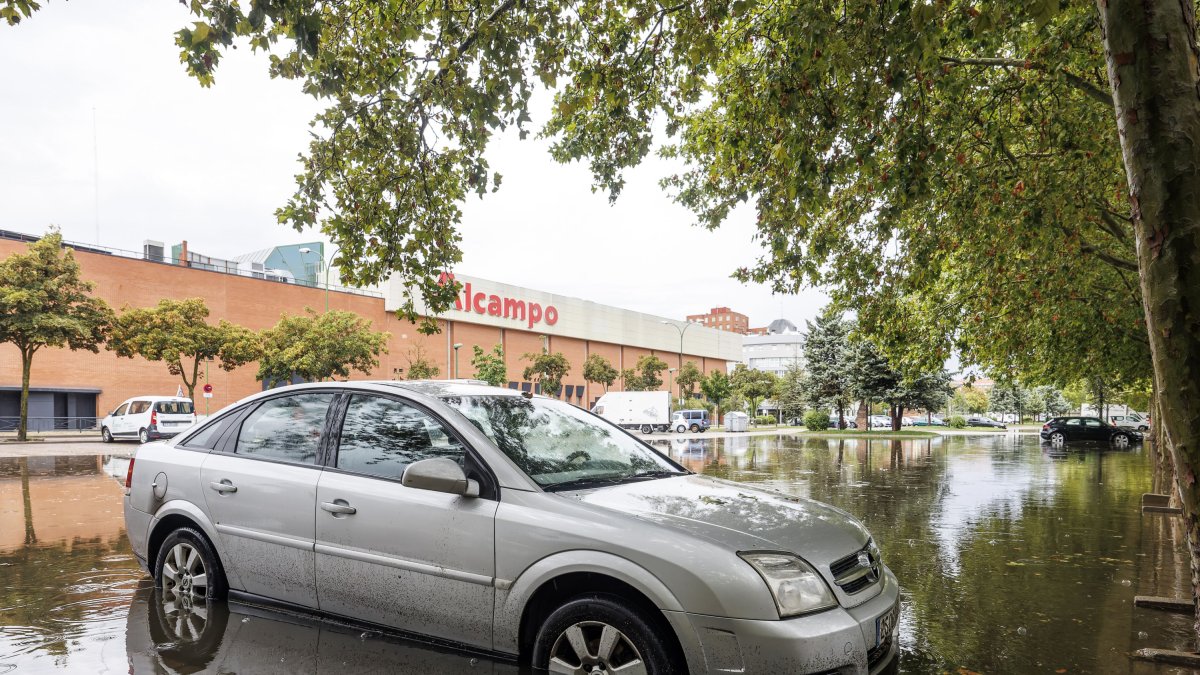 El estacionamiento junto al centro comercial Camino de la Plata se convirtió en una balsa de agua tras la tromba.