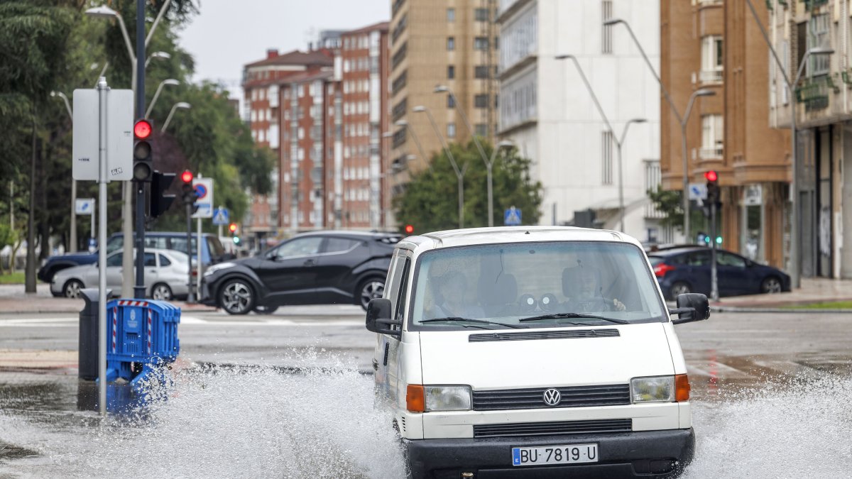Una furgoneta atraviesa una calle anegada en Burgos en una imagen de archivo.