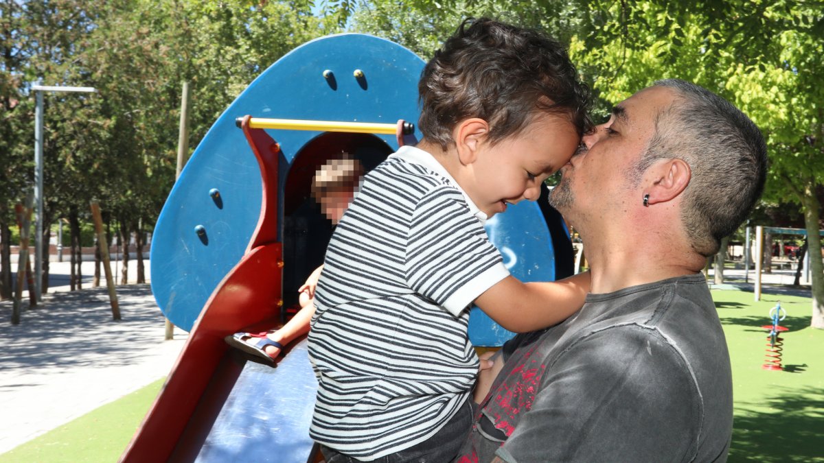 El pequeño Yeray afectado con el síndrome CHD8, una enfermedad muy rara, junto a su padre Jorge Rebolledo