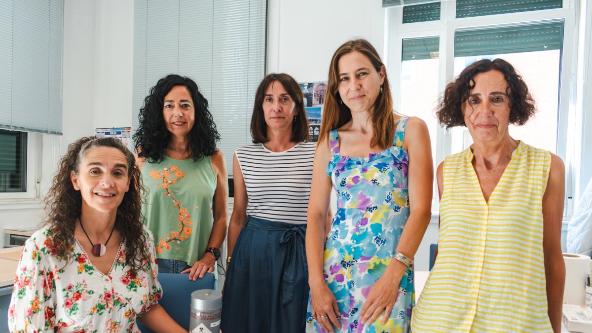 De izquierda a derecha: Marta Alevia Alevia, Nieves García, Verónica Romero, Raquel Rodríguez y Alegría Arias que forman parte del equipo que gestiona estes programa.