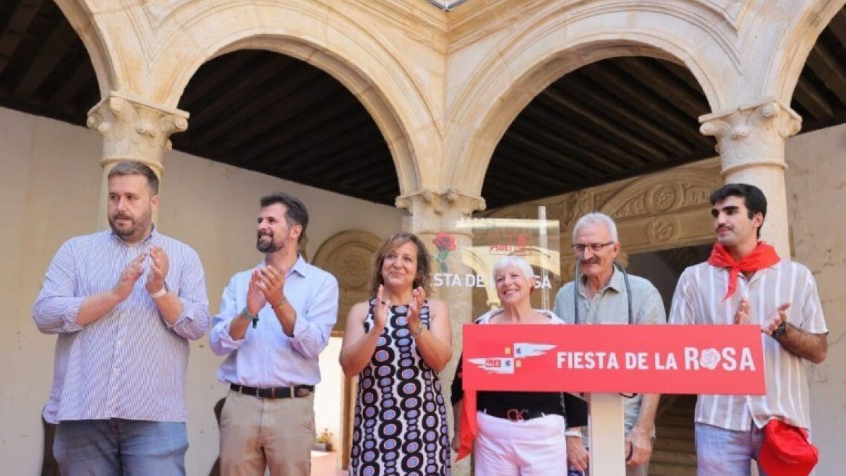El secretario general del PSCyL, Luis Tudanca, acompañado por la eurodiputada socialista Iratxe García, durante la Fiesta de la Rosa en León