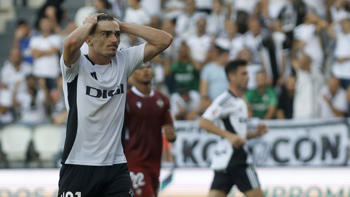 Íñigo Córdoba se lleva las manos a la cabeza durante el partido contra el Castellón.