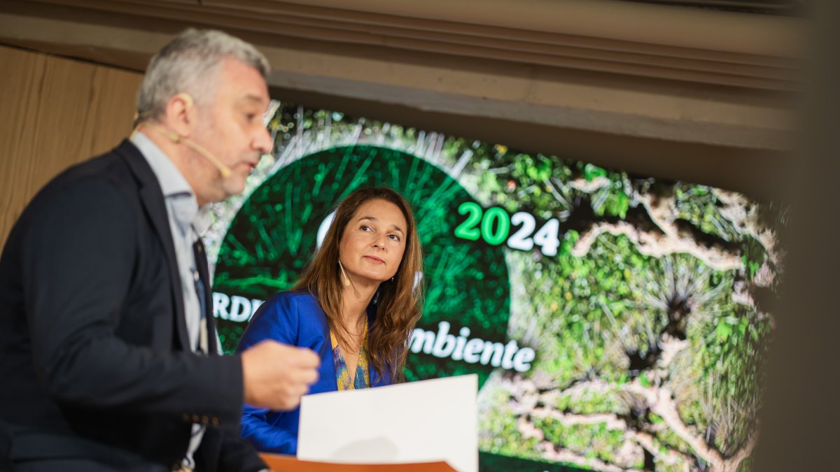 Carmen Hernando (Fundación Caja de Burgos) y Carlos NIño (concejal Medio Ambiente) han presentado la nueva edición de Jardines con Encanto.