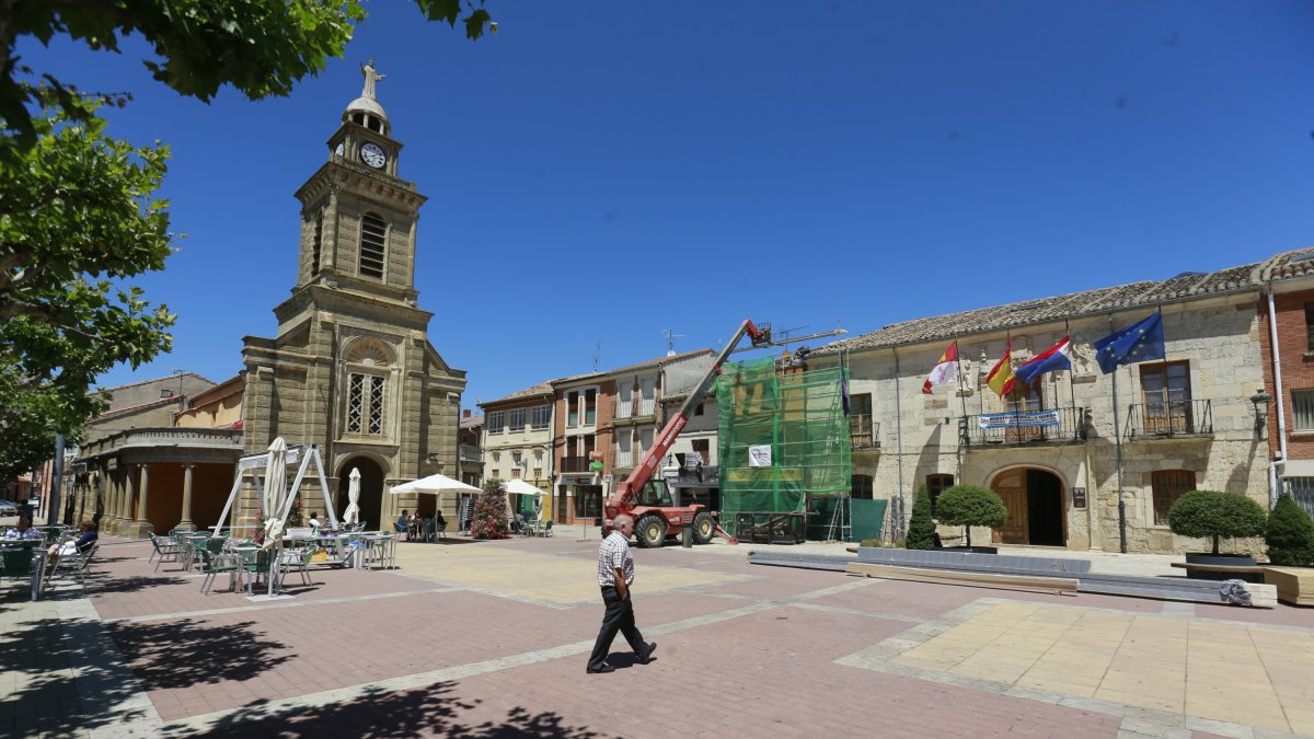 Imagen de la plaza, con el Ayuntamiento a la derecha.