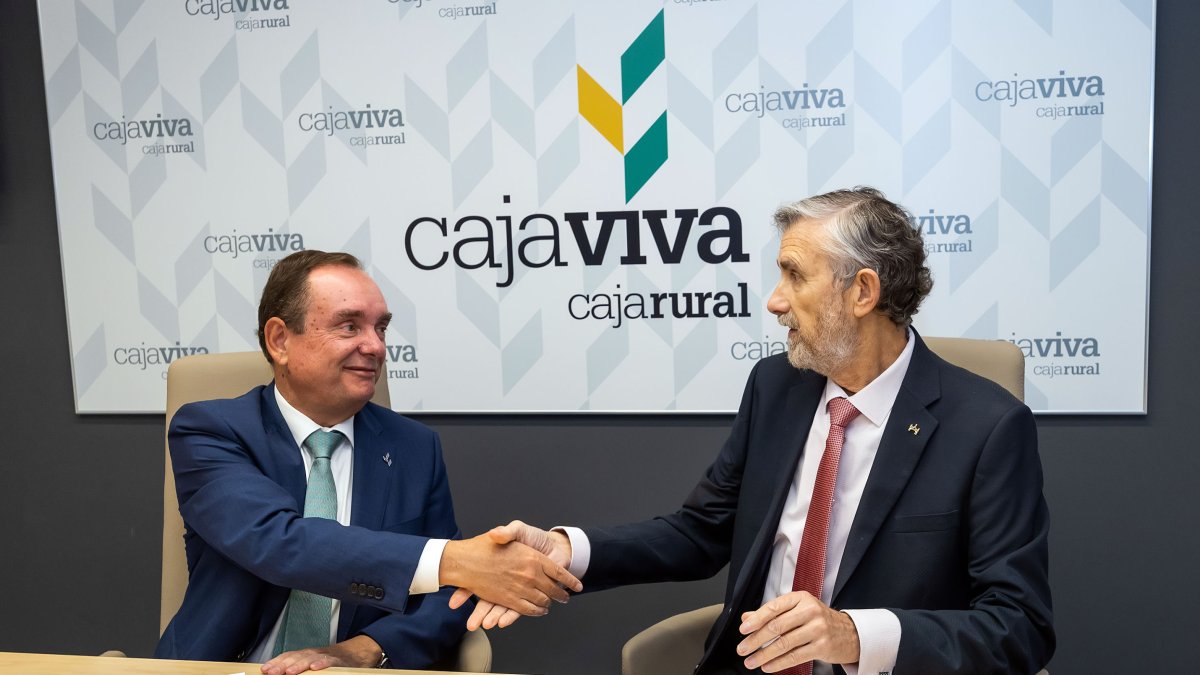 Ramón Sobremonte, director general de Cajaviva Caja Rural, estrecha la mano al rector de la UBU, Manuel Pérez Mateos, tras rubricar el convenio de colaboración.