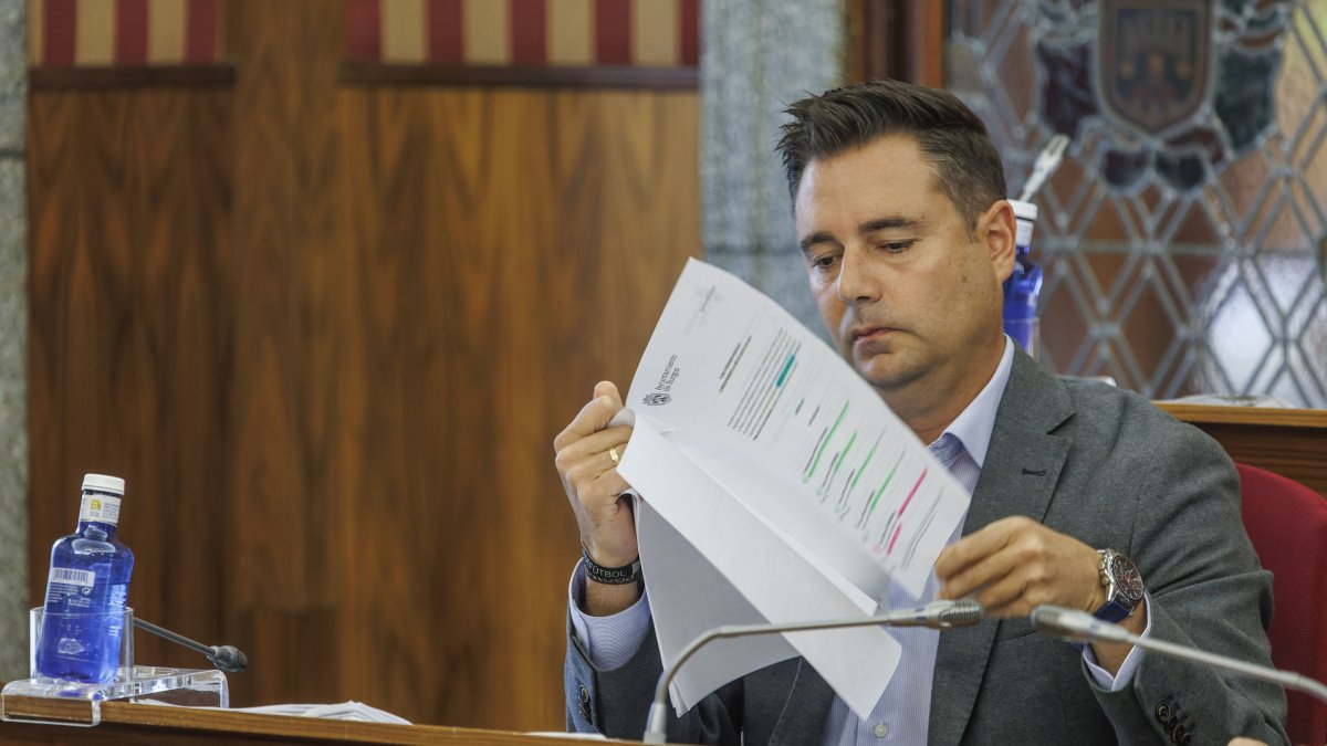 Daniel de la Rosa, portavoz del PSOE, consulta unos documentos durante el Pleno municipal ordinario.