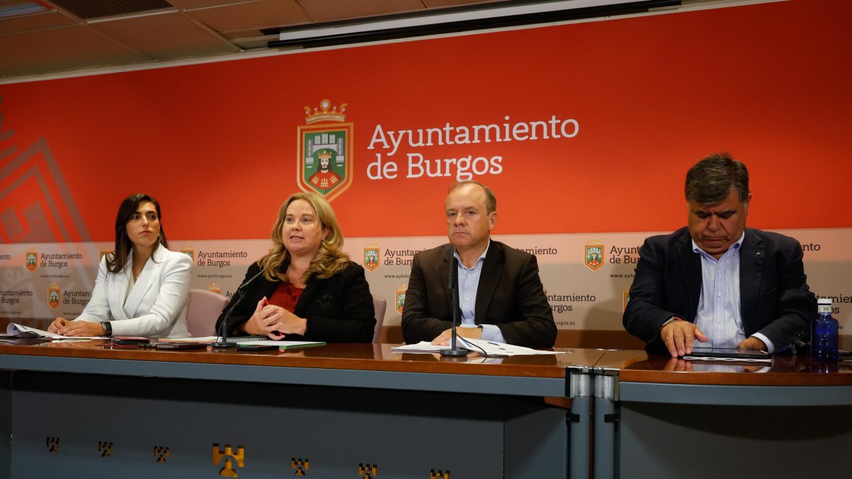 De izquierda a derecha: Andrea Ballesteros, Cristina Ayala, Fernando Martínez-Acitores y Juan Manuel Manso, durante la presentación del plan de talento del Ayuntamiento de Burgos.