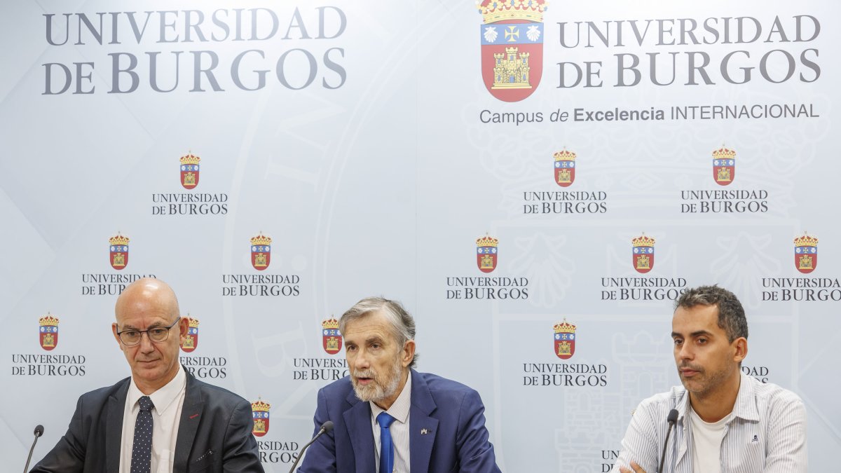 El investigador Andrés Díaz (derecha), junto al rector de la UBU y al vicerrector de Investigación, Transferencia e Innovación