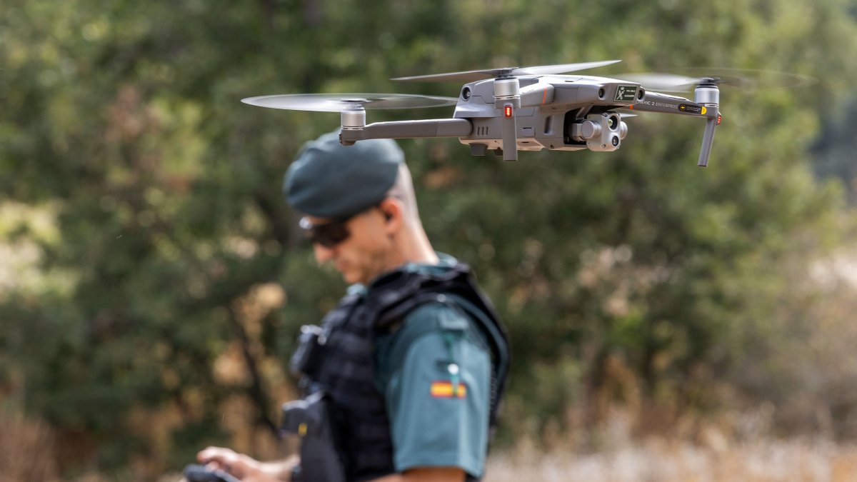 Un agente de la Guardia Civil pilota uno de los drones que posee la Comandancia de Burgos.