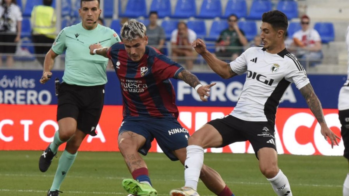 Imagen del partido entre el Huesca y el Burgos CF.