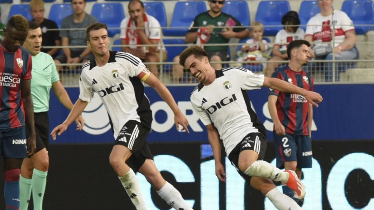 Íñigo Córdoba celebra el gol marcado al Huesca.