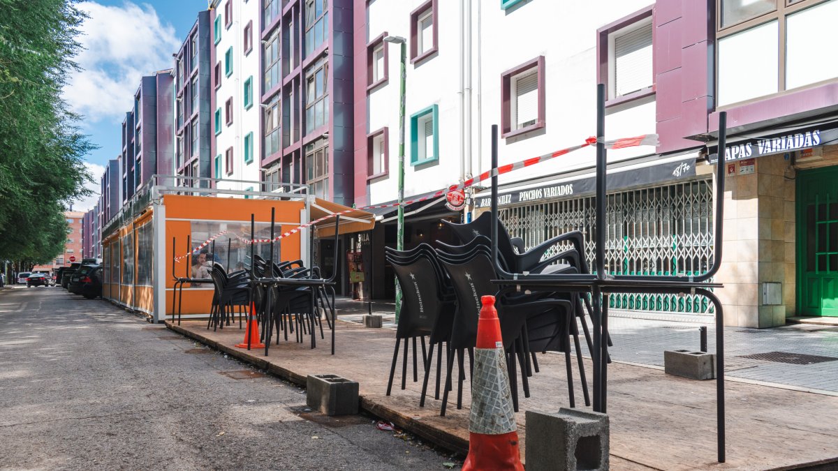 Terraza de hostelera en zona de aparcamiento en la calle Federico Olmeda, de Burgos.