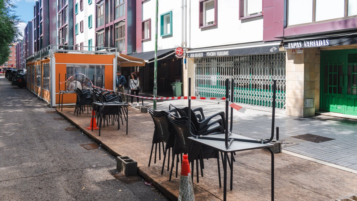 Terraza de un bar en zona de aparcamiento en la calle Federico Olmeda, de Burgos, donde han comenzado a desinstalar.
