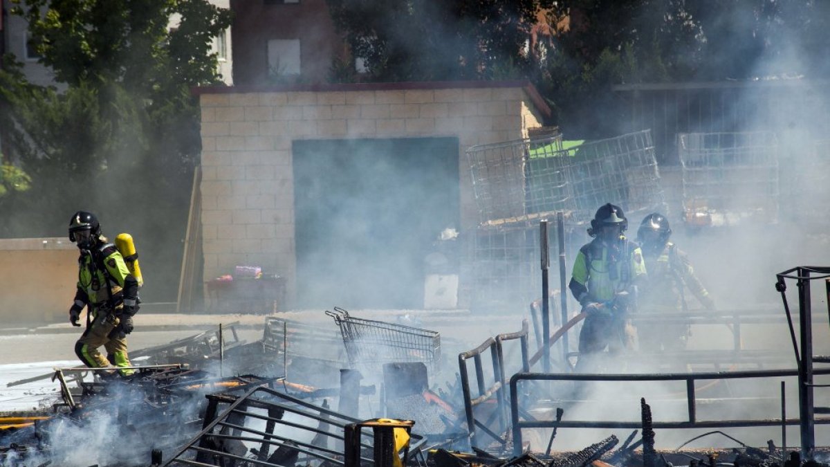 Los Bomberos de Burgos intervienen en el incendio.