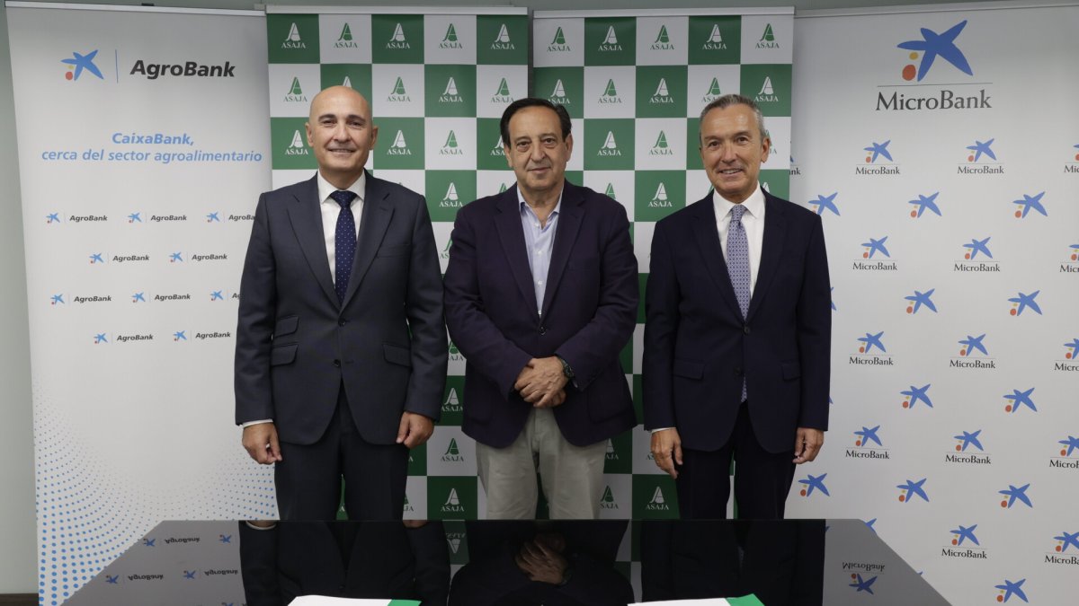 El presidente de MicroBank, Juan Carlos Gallego, y el presidente de la Asociación Agraria Jóvenes Agricultores (Asaja), Pedro Barato, firman un convenio de colaboración