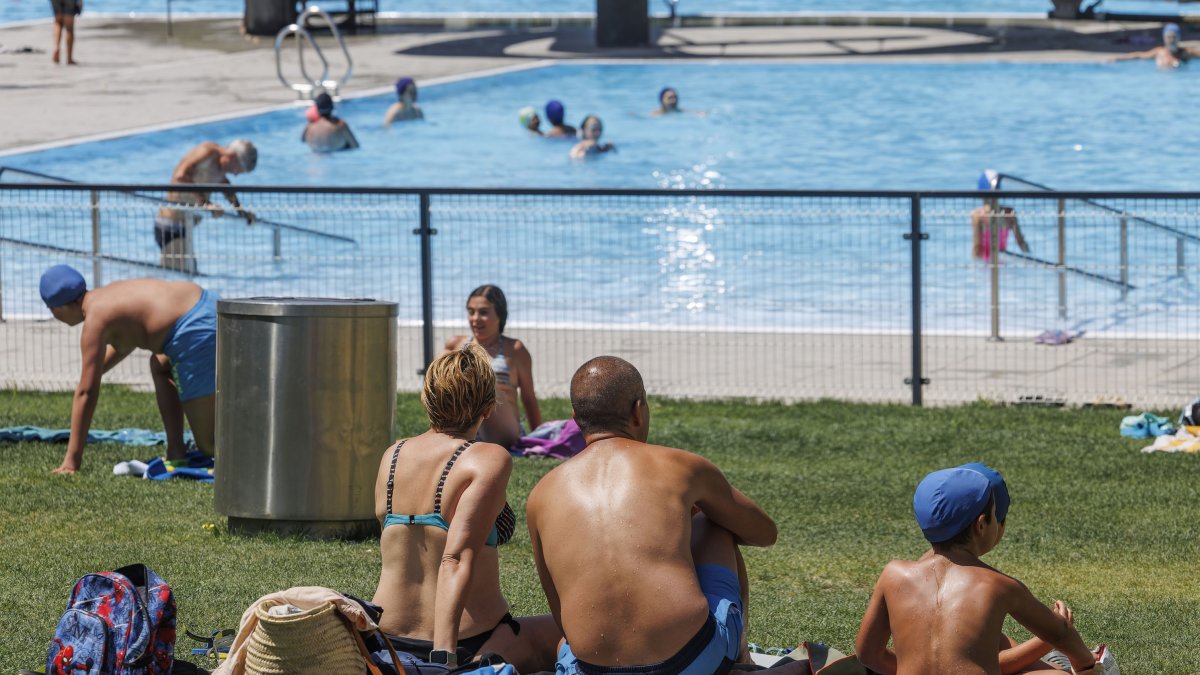Un grupo de bañistas en las piscinas de El Plantío, en una imagen tomada el pasado mes de julio.