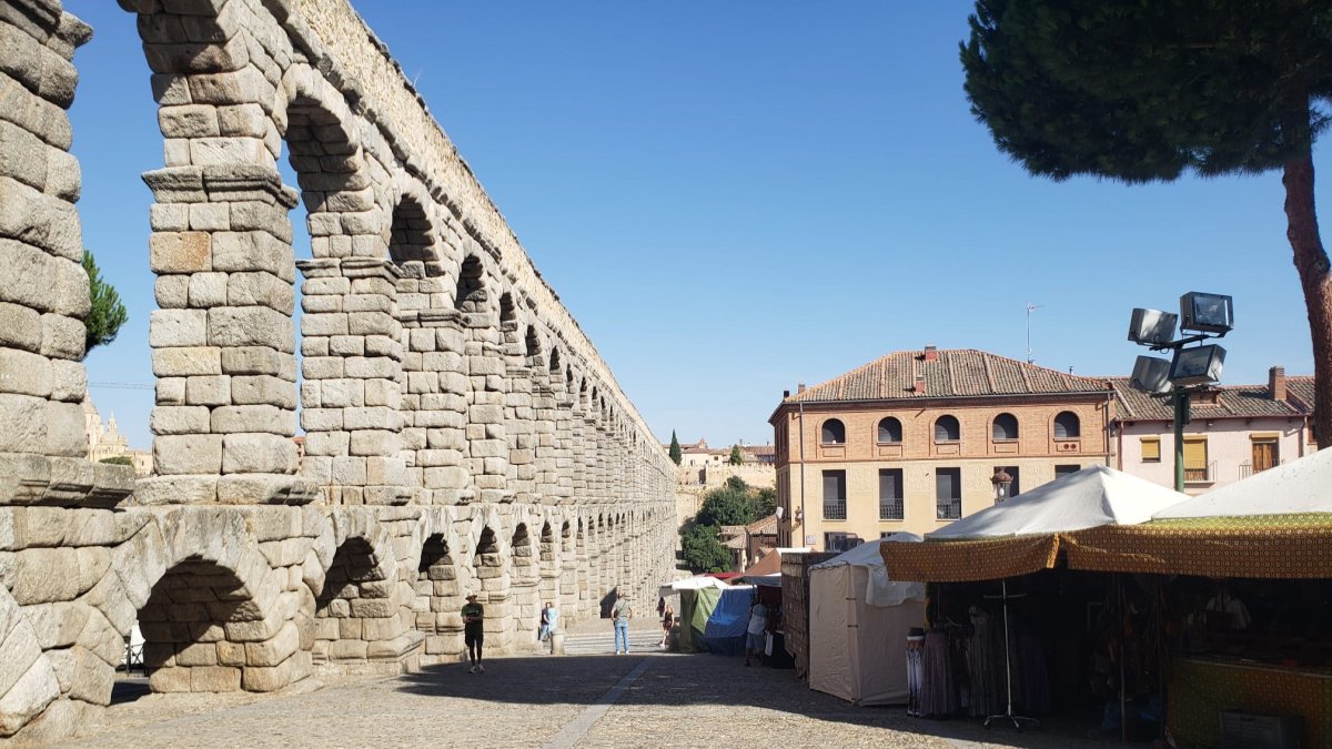 El Acueducto, en el tramo de la plaza de Día Sanz, durante el 'Mercado Romano'.