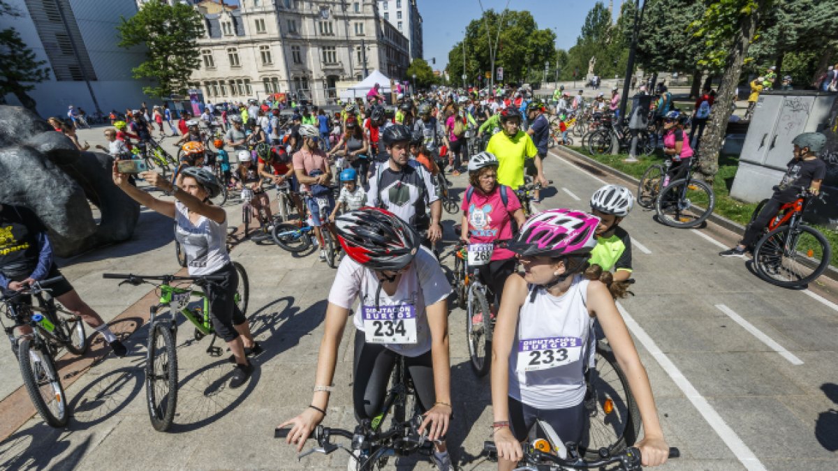 Salida de la Bicicletada solidaria de Adacebur desde el paseo de la Sierra de Atapuerca.