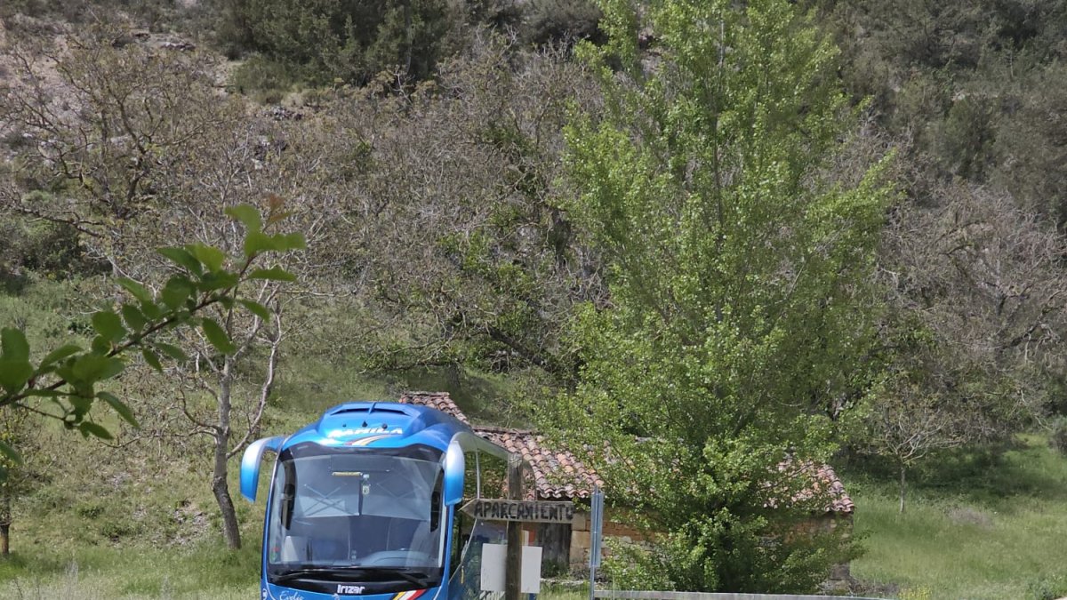 En la imagen uno de los autobuses turísticos que sí llegan a Ura.