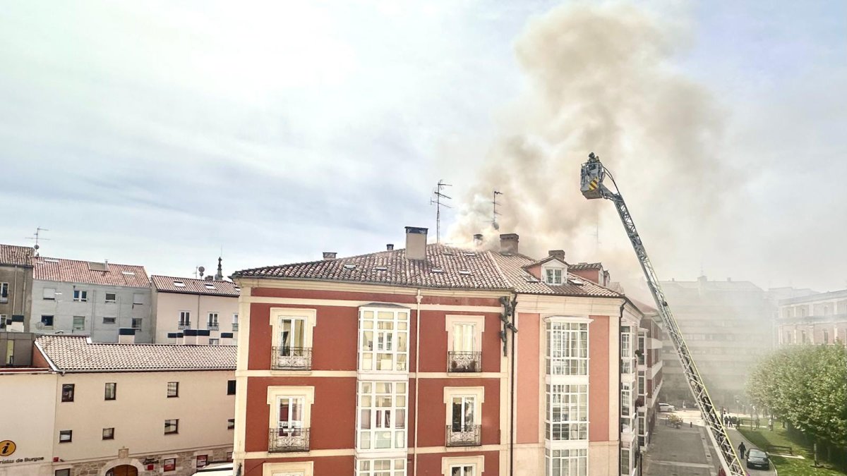 Los Bomberos de Burgos intervienen en la zona.