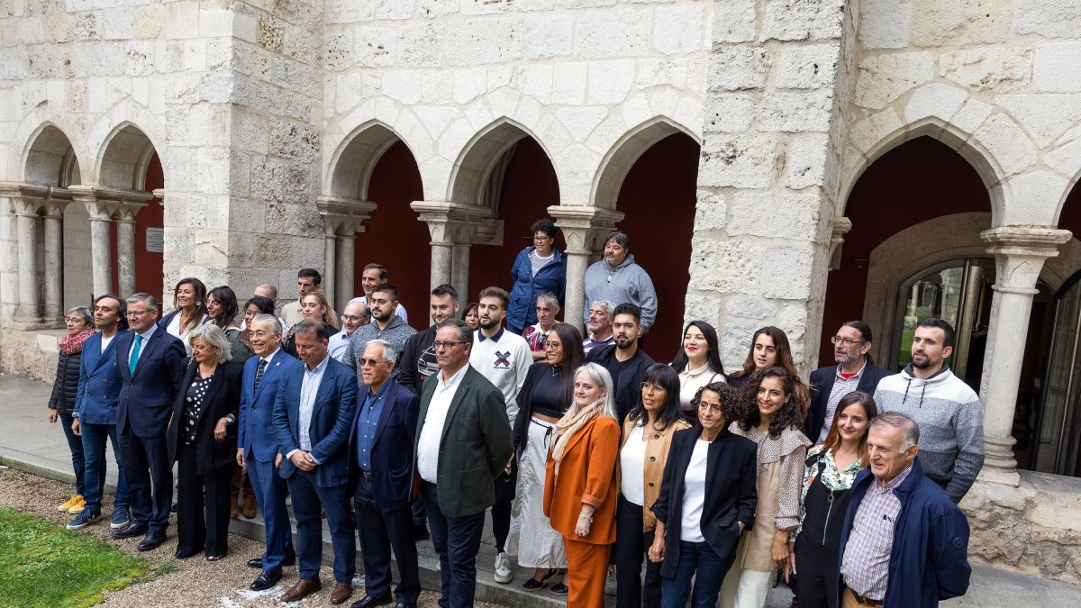 Foto de familia de los participantes en los programas mixtos de formación y empleo de jardinería y madera con representantes de la Junta y la Diputación.