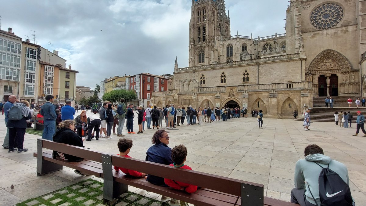 Cola de turistas para entrar gratis a la Catedral de Burgos un martes por la tarde.