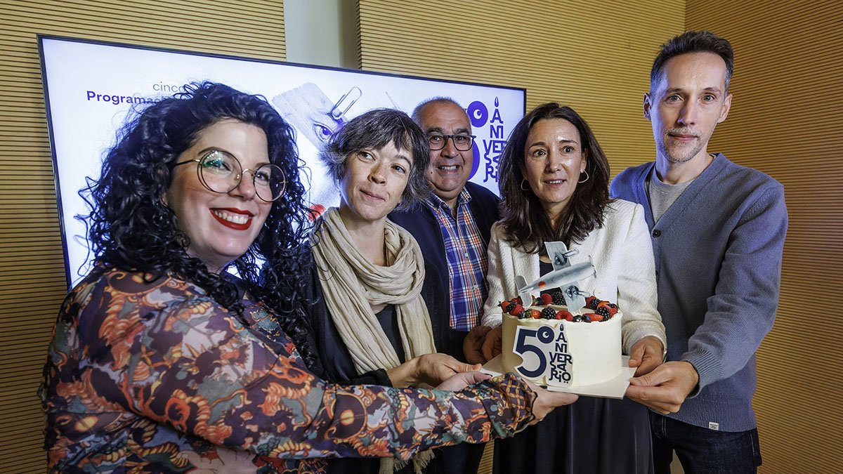 Representantes y colaboradores de la Fundación Círculo, con la tarta del quinto cumpleaños de Círculo Creativo.