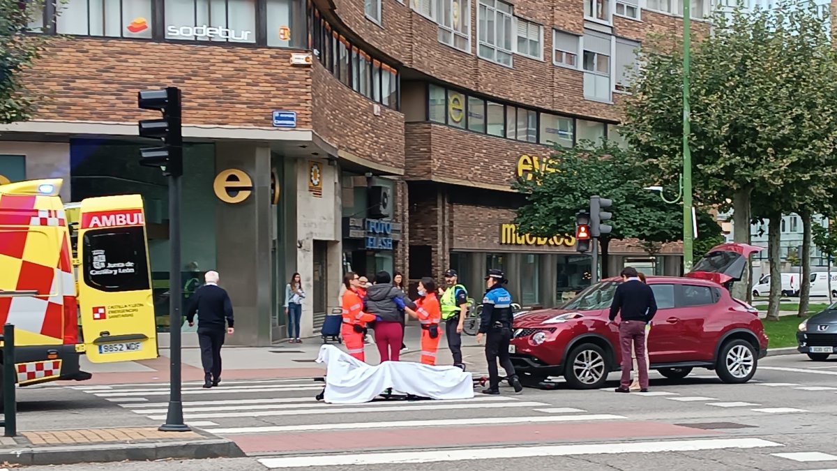 La mujer atropellada en la glorieta de Bilbao pudo ponerse en pie por si misma, aunque fue evacuada en ambulancia por precaución.