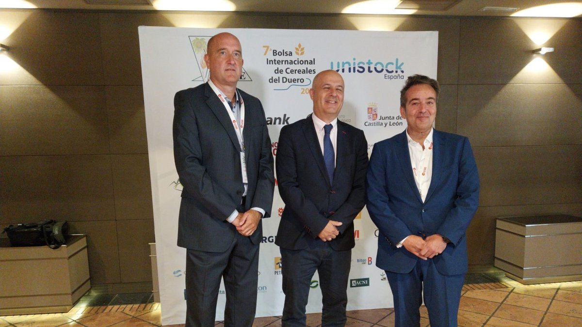 Llorente, en el centro de la imagen, en la inauguración de la VII Bolsa Internacional de Cereales del Duero