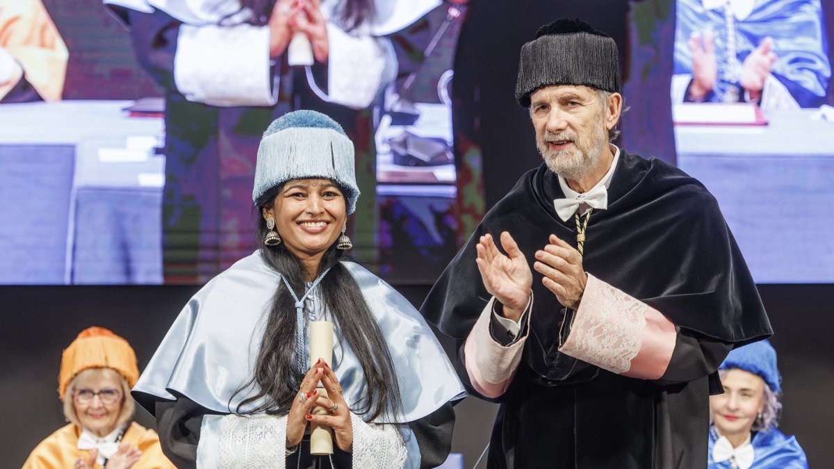 Visha Ferrer, tras ser investida doctora honoris causa por la UBU, junto al rector, Manuel Pérez Mateos.