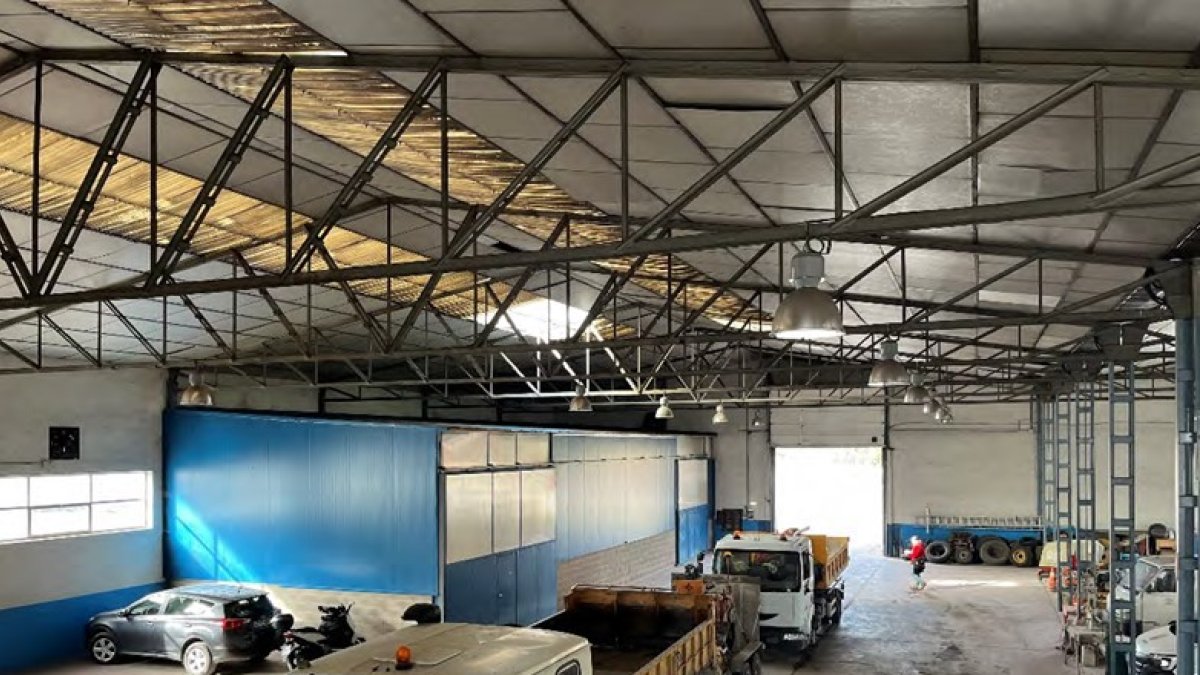 Interior de la nave de la brigada de obras de la carretera Poza incluida en el pliego de prescripciones técnicas.