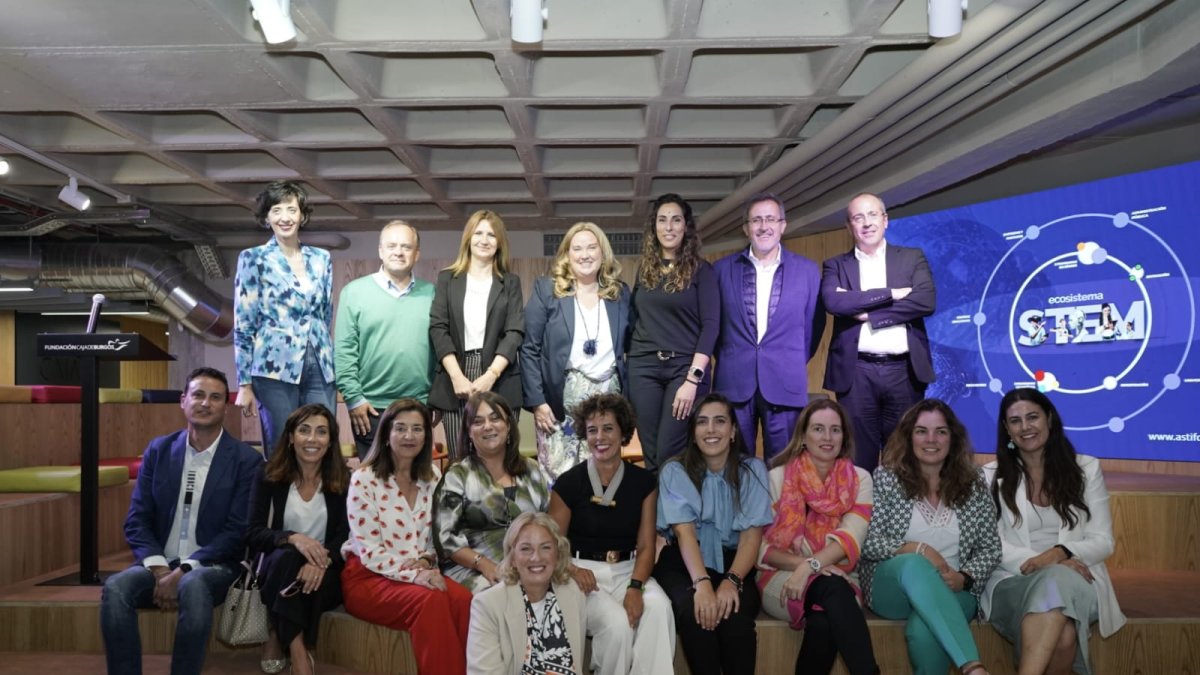 Foto de familia en el Edificio Nexo de participantes en la jornada de Tecnología, Talento y Futuro.