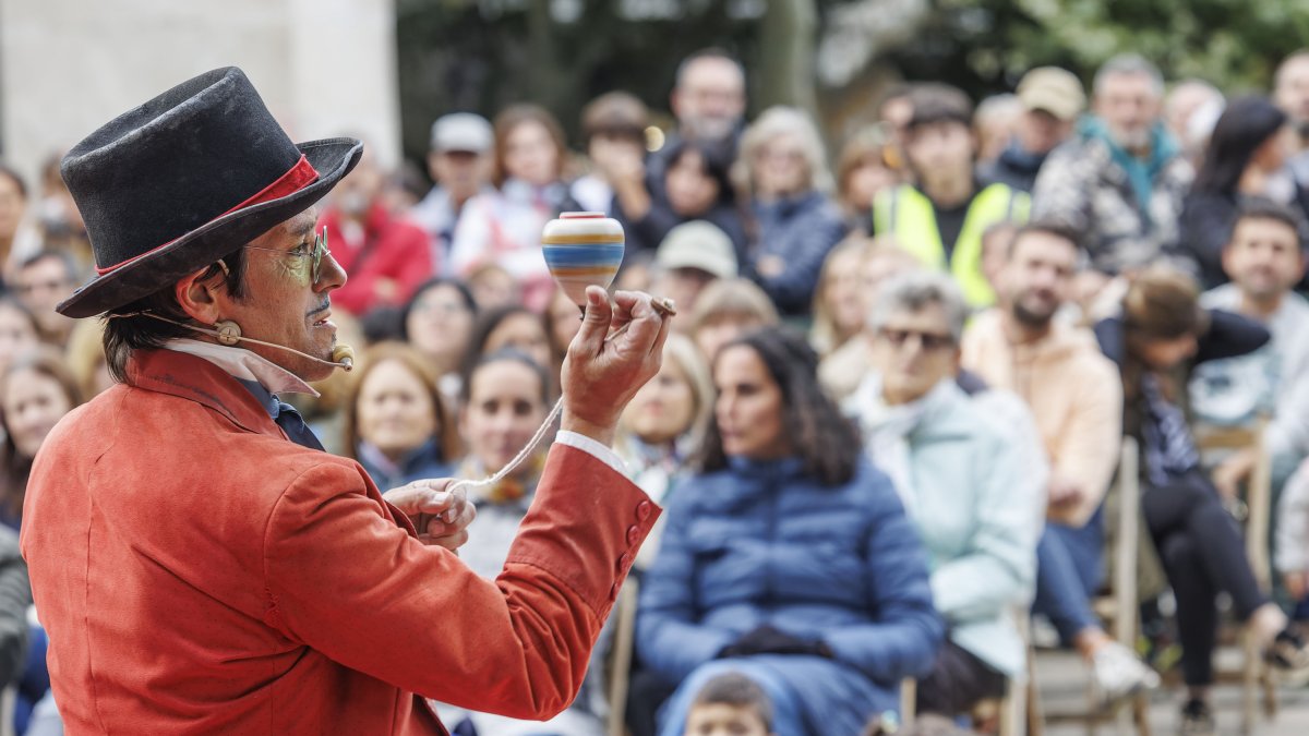 El Señor de las Peonzas durante su espectáculo en el Espolón.