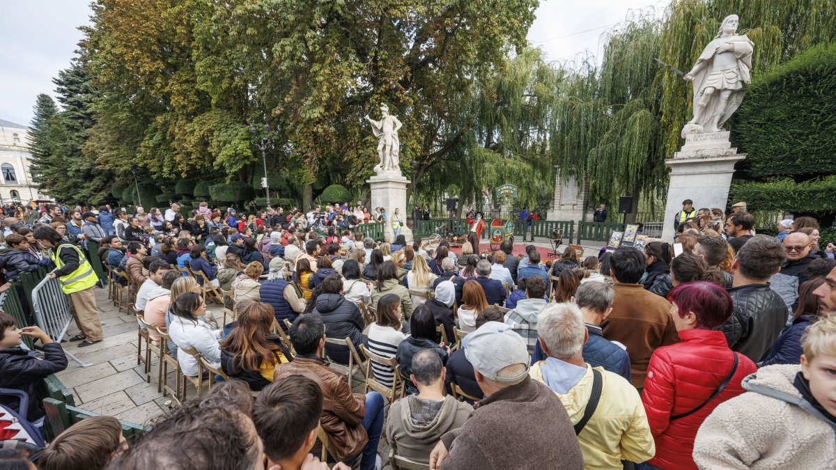 El Paseo del Espolón, abarrotado de espectadores.