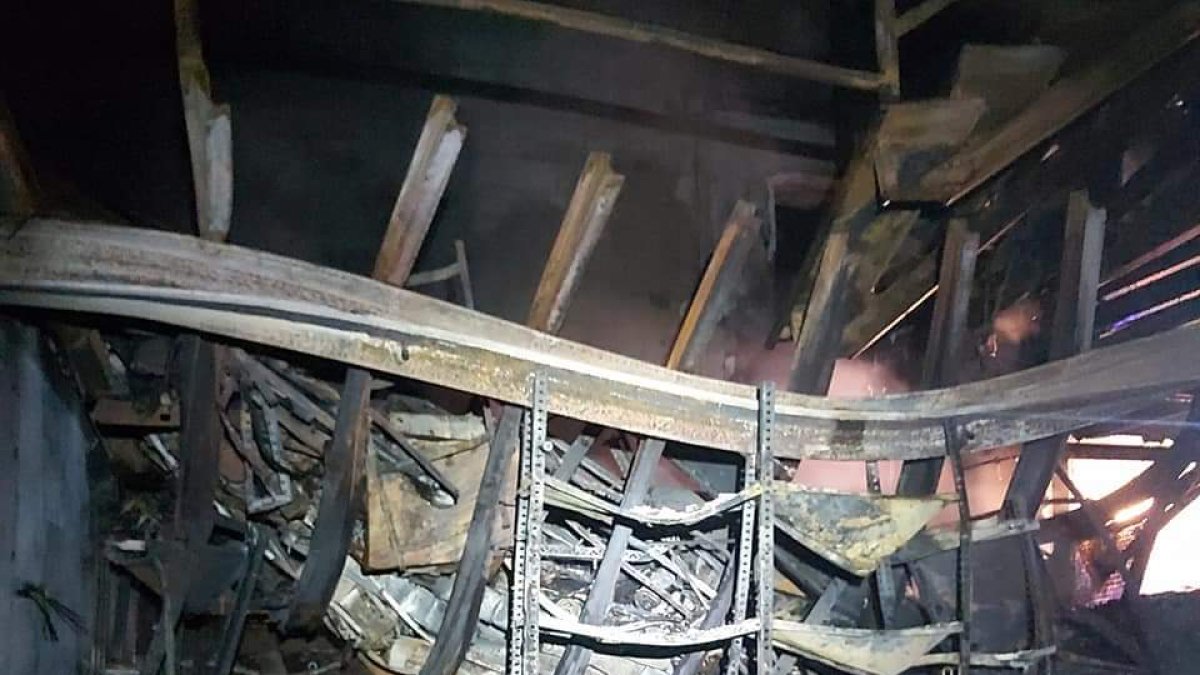 El taller incendiado en Lerma acabó completamente calcinado.