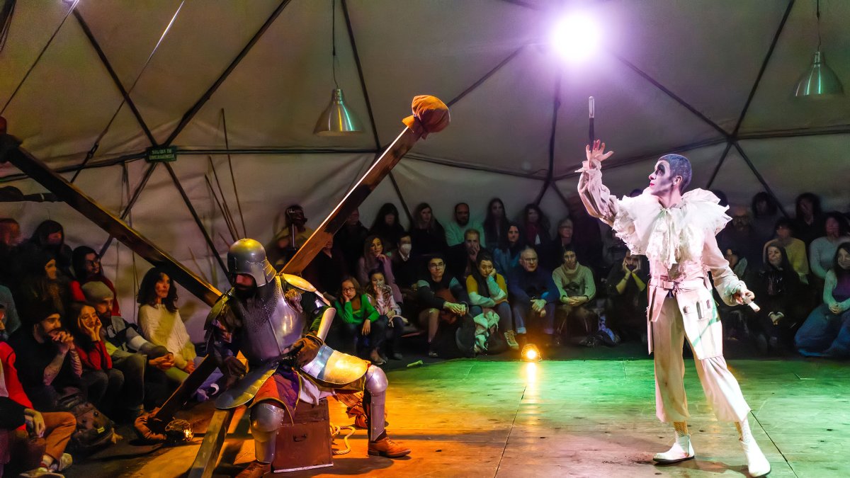 Un momento de la representación de ‘Duelo’ con Jean Jaquez Kikolas y Fran de Benito en escena.