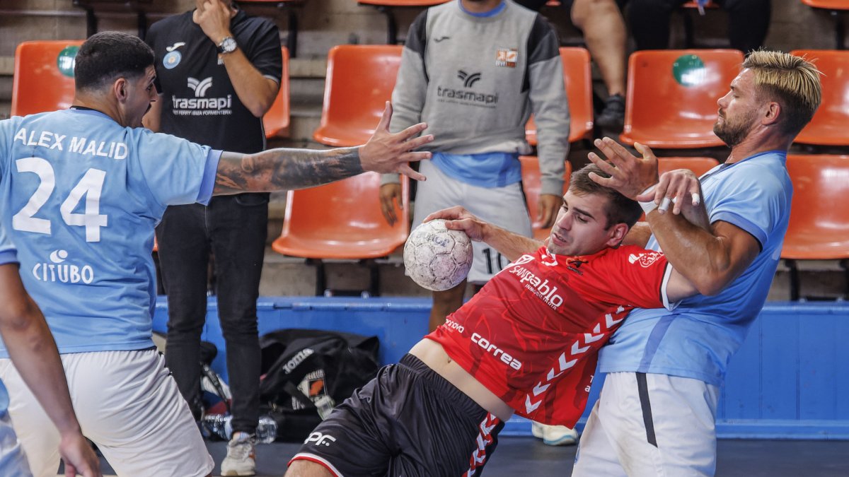 Javier Domingo es trabado por un rival..SANTI OTERO