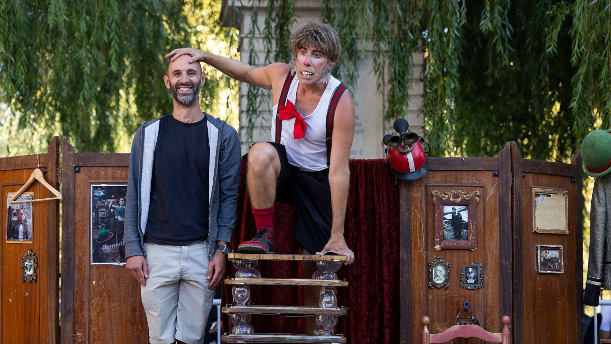 Siempre hay algún ‘voluntario’ al que le toca tomar parte en el espectáculo.