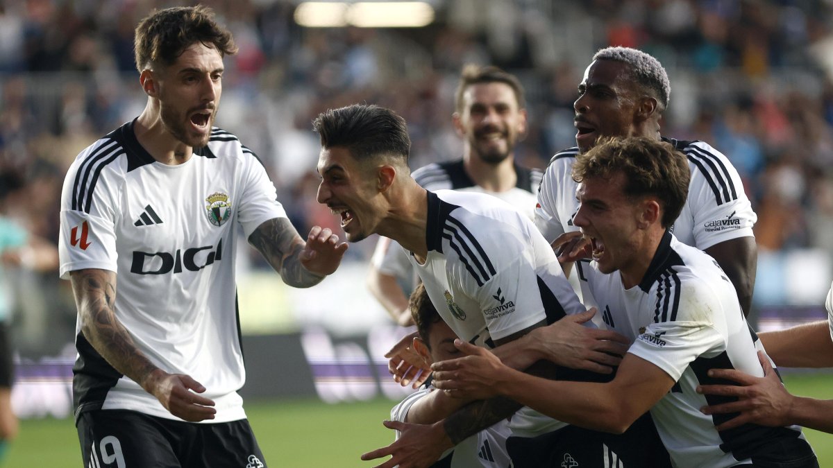 Alex Sancris celebra el golazo que marcó en el tiempo de descuento.