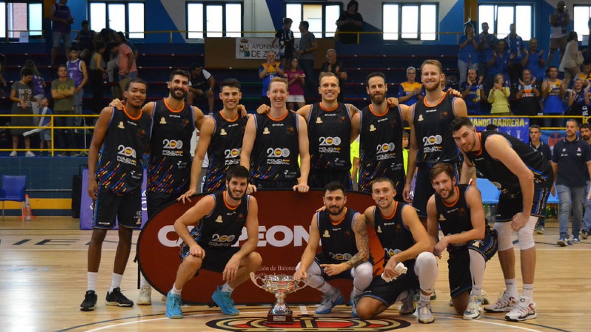 Los jugadores del San Pablo Burgos posan con la Copa de Castilla y León.