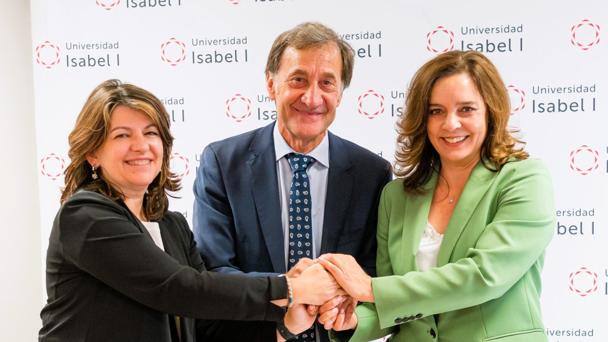 María del Pilar Olalla, Alberto Gómez Barahona y Mónica Pérez Villegas durante la firma del convenio.
