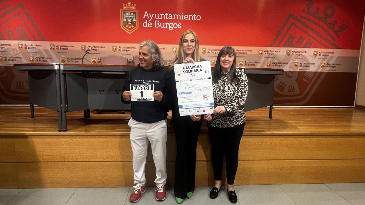 Carolina Álvarez con el presidente de la Federación de Peñas y la tesorera de Autismo Burgos.