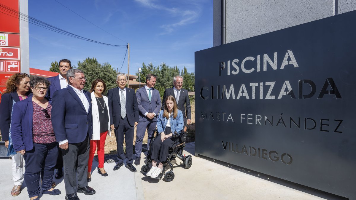 La nadadora y campeona paralímpica, Marta Fernández, en la piscina de Villadiego que lleva su nombre.