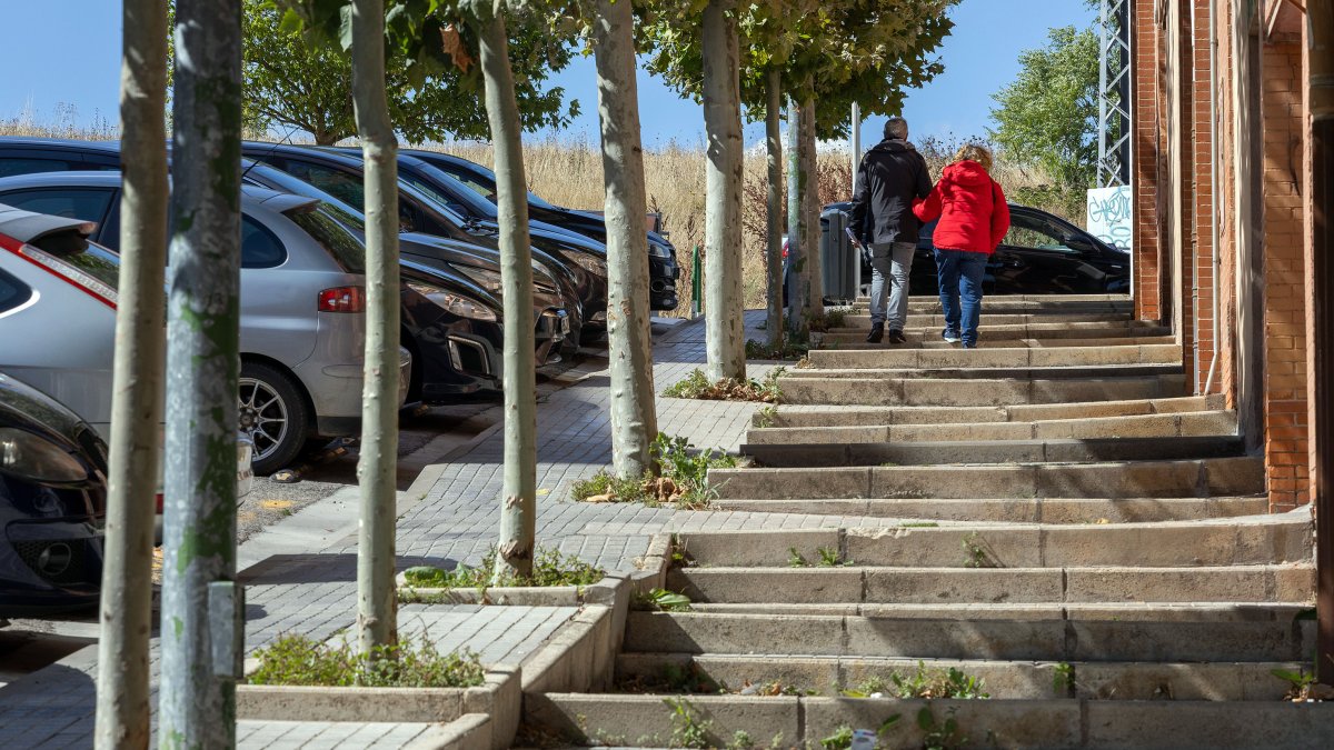 La calle Frías tiene tramos de escaleras y la parte de acera sin peldaños resulta estrecha para acceder con sillas de ruedas o carritos de niños.
