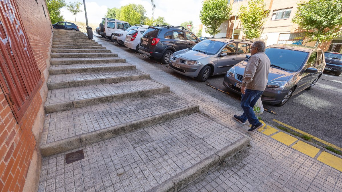 La calle Frías tiene tramos de escaleras y la parte de acera sin peldaños resulta estrecha para acceder con sillas de ruedas o carritos de niños.