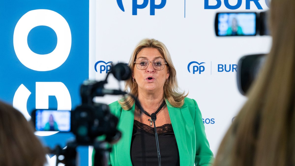 La procuradora del PP por Burgos Inmaculada Ranedo, durante la rueda de prensa en la que valoró la nueva ley de blindaje de los servicios públicos.