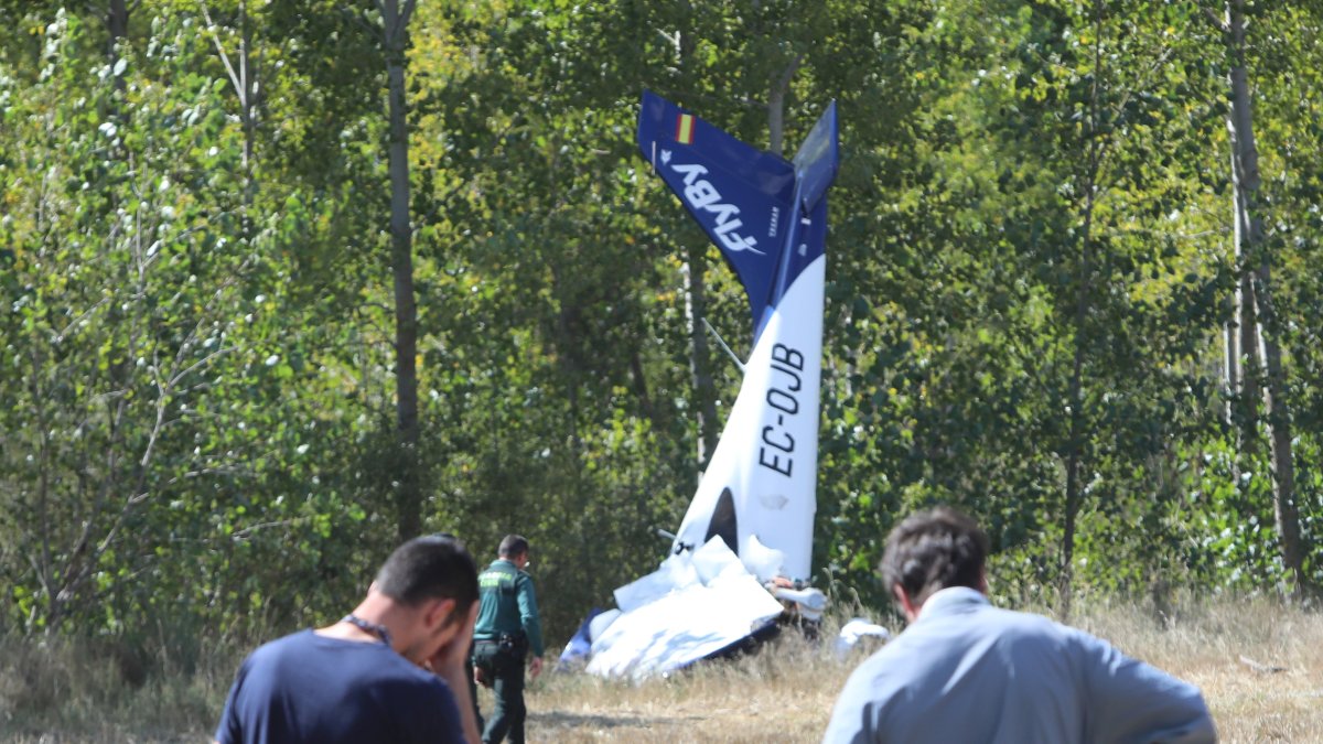 Una fallecida y un herido grave en el accidente de una avioneta en Abia de las Torres (Palencia), en la imagen la avioneta siniestrada
